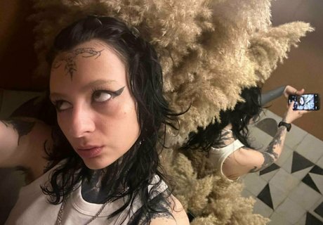 Naakte gelekte OnlyFans-foto van Drakenlady