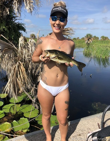 Naakte gelekte OnlyFans-foto van Kenzie Jaye