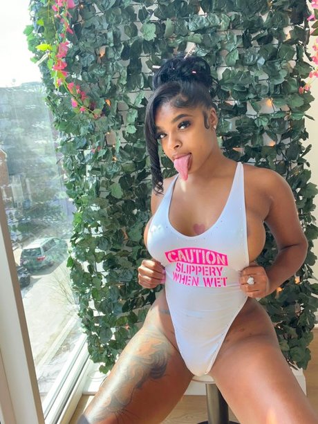 Naakte gelekte OnlyFans-foto van Mia Mercy