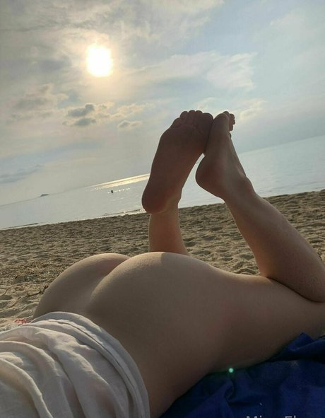 Naakte gelekte OnlyFans-foto van Miss Flora Femdom