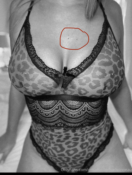 Naakte gelekte OnlyFans-foto van Emanuelle Charboneau