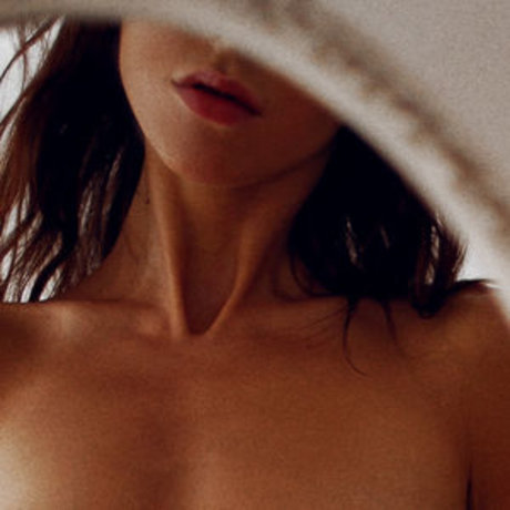 Naakte gelekte OnlyFans-foto van Estasique
