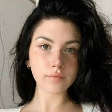 Naakte gelekte OnlyFans-foto van Kira Angel