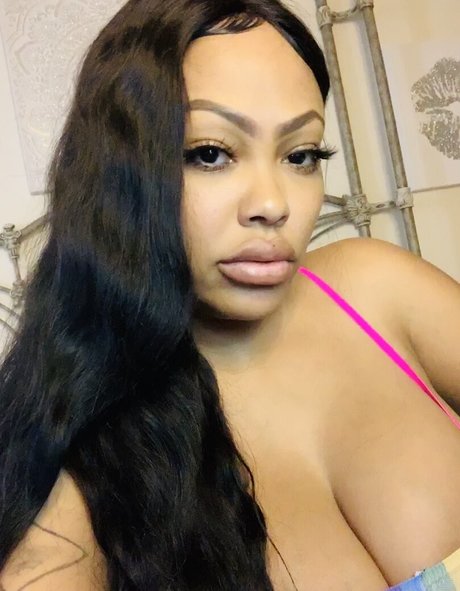 Naakte gelekte OnlyFans-foto van Lacey Duvalle