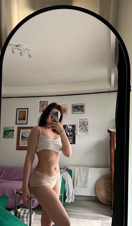 Naakte gelekte OnlyFans-foto van Buse Yilmaz