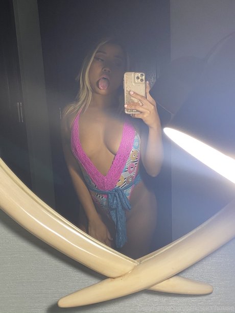 Naakte gelekte OnlyFans-foto van Sukisucchouse