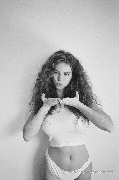 Naakte gelekte OnlyFans-foto van Ashley Suarez