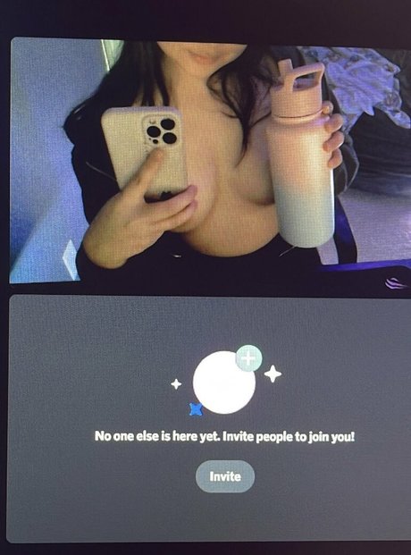 Naakte gelekte OnlyFans-foto van Ambiiyah