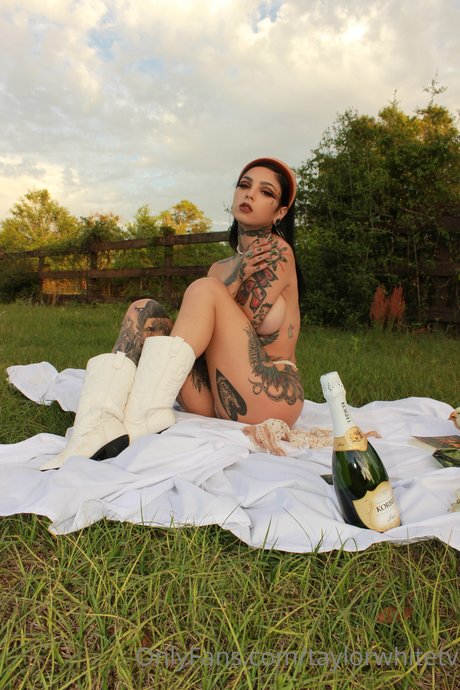 Naakte gelekte OnlyFans-foto van Taylor White