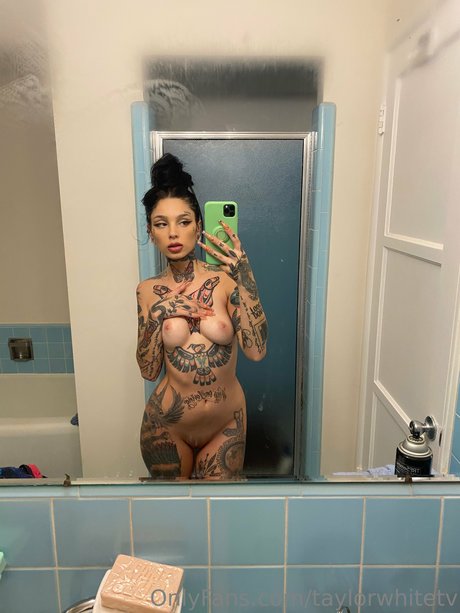 Naakte gelekte OnlyFans-foto van Taylor White