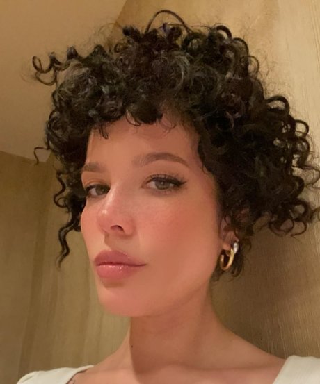 Naakte gelekte OnlyFans-foto van Halsey