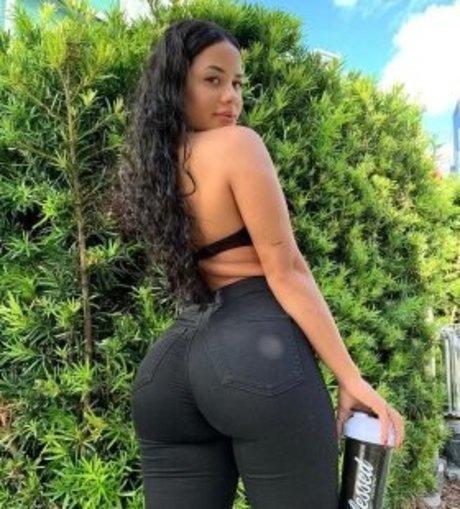 Naakte gelekte OnlyFans-foto van Katya Elise Henry