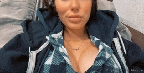 Naakte gelekte OnlyFans-foto van Liliblossom