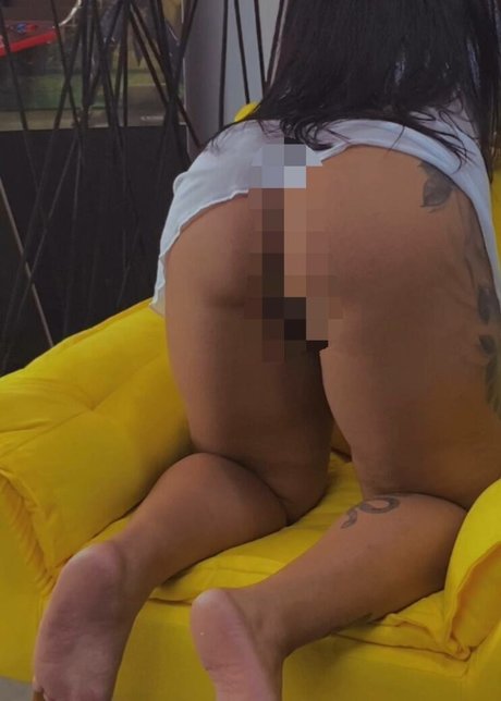 Naakte gelekte OnlyFans-foto van Larissa Leite