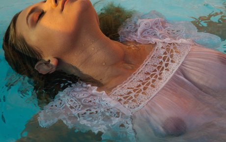 Naakte gelekte OnlyFans-foto van Lili Reinhart