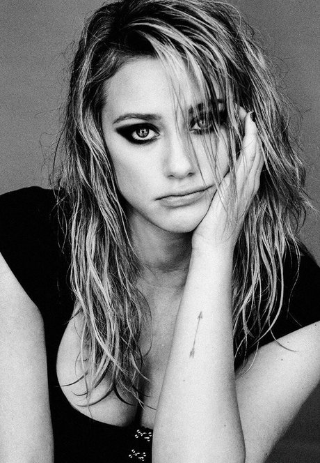 Naakte gelekte OnlyFans-foto van Lili Reinhart