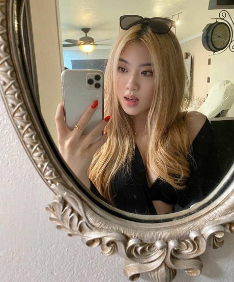 Naakte gelekte OnlyFans-foto van Allissa Shin