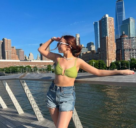 Naakte gelekte OnlyFans-foto van Ellie Schnitt