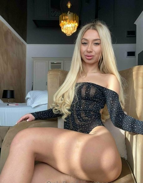 Naakte gelekte OnlyFans-foto van Teenymouse