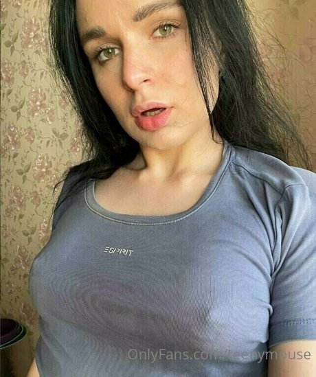 Naakte gelekte OnlyFans-foto van Teenymouse