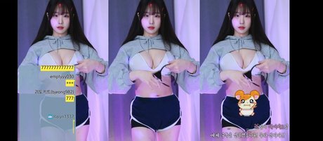 Naakte gelekte OnlyFans-foto van Woohankyung