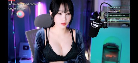 Naakte gelekte OnlyFans-foto van Woohankyung
