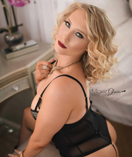 Naakte gelekte OnlyFans-foto van Nikkita Lyons