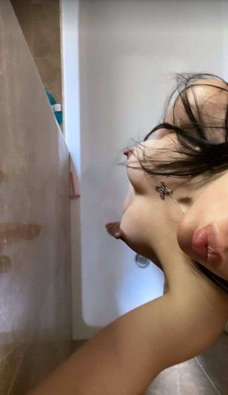 Naakte gelekte OnlyFans-foto van Lilaxgsm