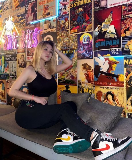 Naakte gelekte OnlyFans-foto van Anastasya Khosasih
