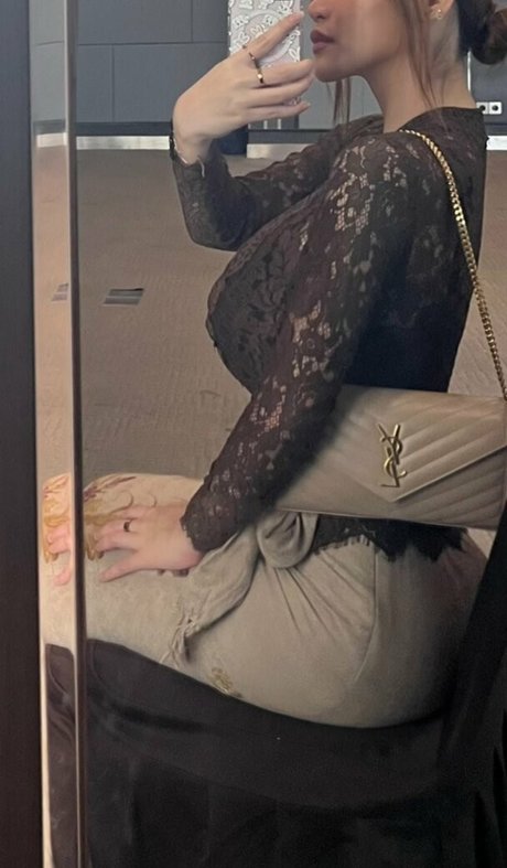 Naakte gelekte OnlyFans-foto van Anastasya Khosasih