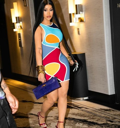 Naakte gelekte OnlyFans-foto van Cardi B