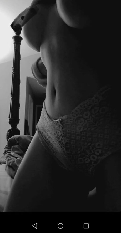 Naakte gelekte OnlyFans-foto van Michelle Miele