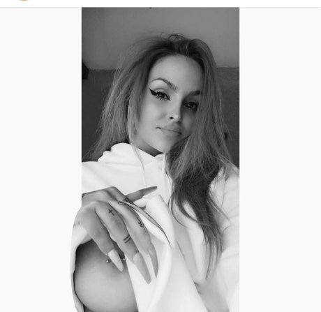 Naakte gelekte OnlyFans-foto van Dzsenifer Vajai