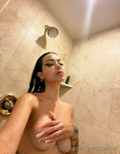 Naakte gelekte OnlyFans-foto van Caelike