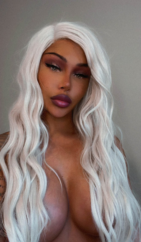 Naakte gelekte OnlyFans-foto van Cassie Mason