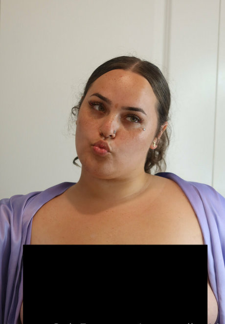 Naakte gelekte OnlyFans-foto van Yummyliyahh