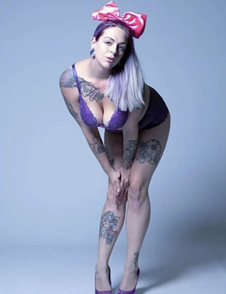 Naakte gelekte OnlyFans-foto van Inkedshyvixen