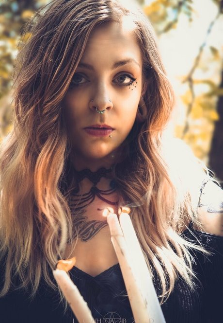 Naakte gelekte OnlyFans-foto van Inkedshyvixen