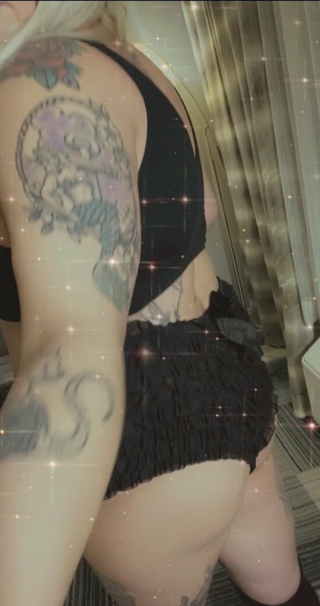 Naakte gelekte OnlyFans-foto van Inkedshyvixen