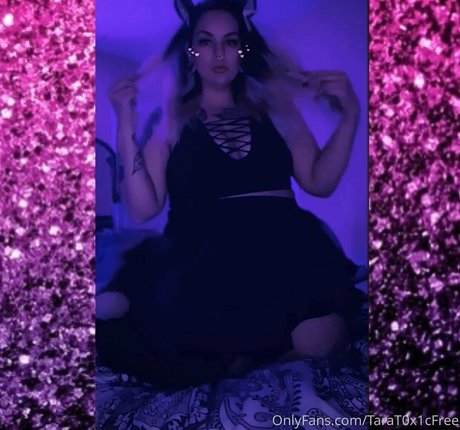 Naakte gelekte OnlyFans-foto van Inkedshyvixen