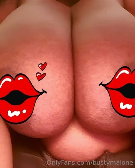 Naakte gelekte OnlyFans-foto van Bustymalone