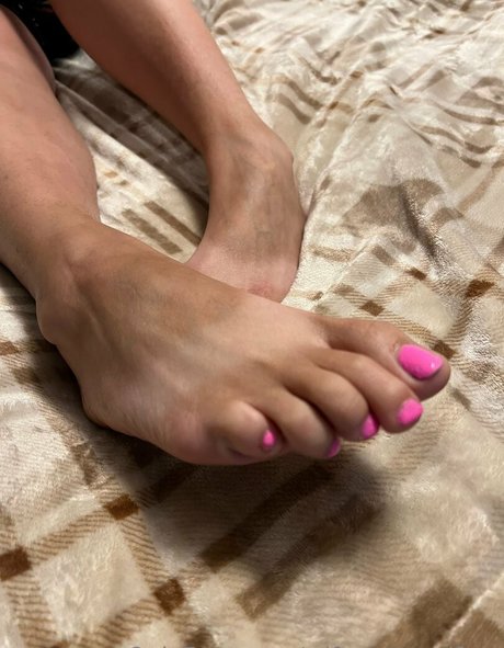 Naakte gelekte OnlyFans-foto van Wifeyassandfeet