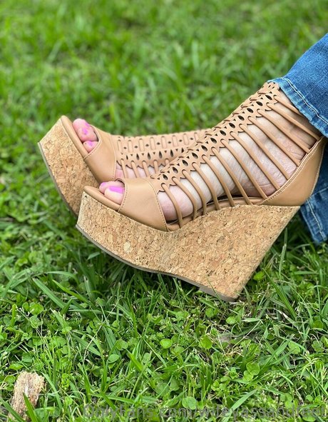 Naakte gelekte OnlyFans-foto van Wifeyassandfeet