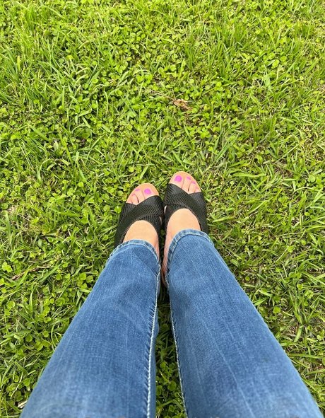 Naakte gelekte OnlyFans-foto van Wifeyassandfeet