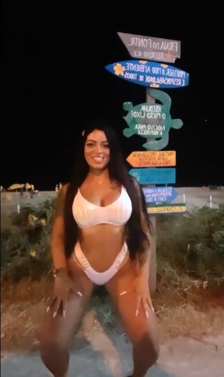 Naakte gelekte OnlyFans-foto van Stephanie Silveira