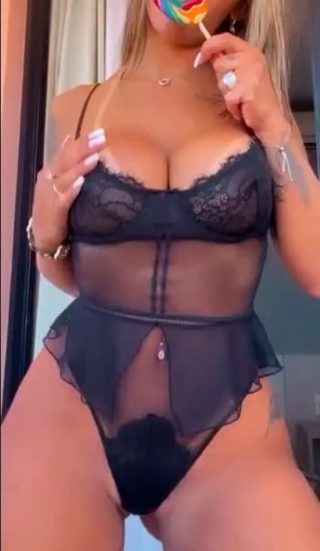Naakte gelekte OnlyFans-foto van Stephanie Silveira