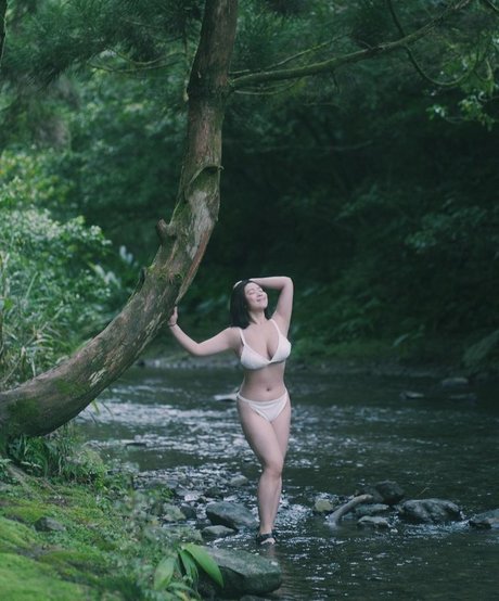 Naakte gelekte OnlyFans-foto van Yi Lin