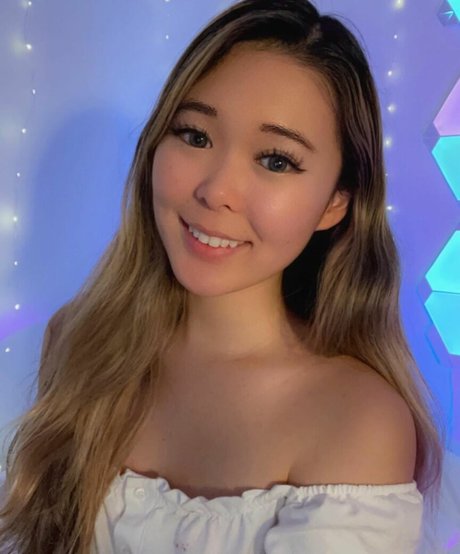 Naakte gelekte OnlyFans-foto van Extraemily