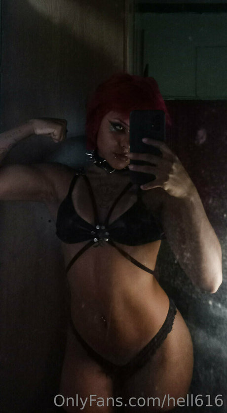 Naakte gelekte OnlyFans-foto van Hell616