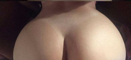 Naakte gelekte OnlyFans-foto van Jojo Babie